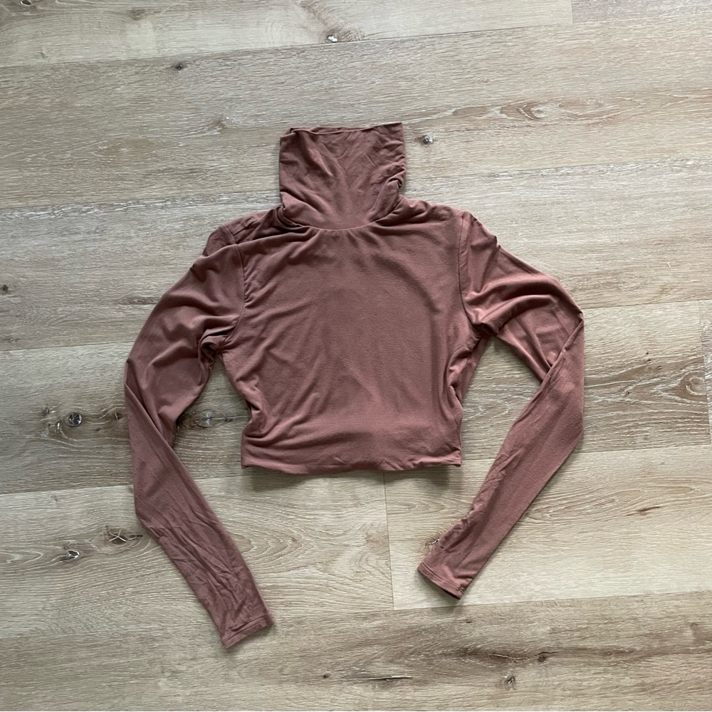 Naked Wardrobe- Lori Harvey Tea’d Up Crop turtleneck longsleeve with open back